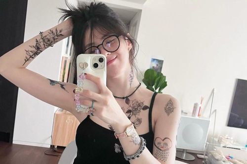 Cơ thể đầy hình xăm của Han So Hee gây sốc