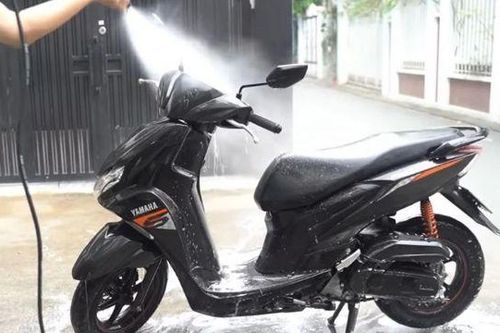 Phun nước lên xe máy trời nắng nóng, tác hại không ngờ