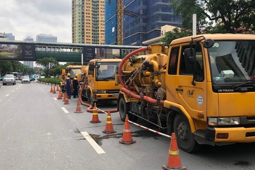 Công nhân thoát nước ứng trực đảm bảo an toàn kỳ thi vào 10