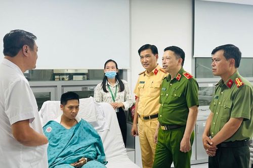 Hà Nội: Cảnh sát giao thông bị lái xe ba gác tông trọng thương