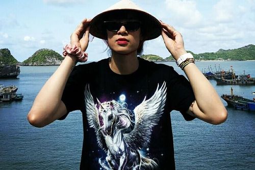 Hai ngôi sao bóng chuyền nữ Việt Nam cùng chơi xe sang, mỗi người đặc biệt một kiểu khác nhau