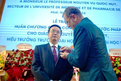 Trao tặng Huân chương Công trạng Quốc gia Pháp cho GS Nguyễn Vũ Quốc Huy