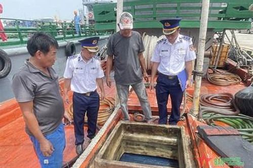 Cảnh sát biển bắt giữ tàu vận chuyển 80.000 lít dầu DO trái phép
