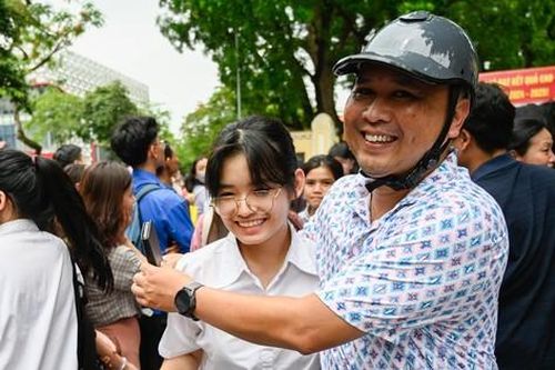 Bùng nổ cảm xúc sau môn thi Ngữ văn, nhiều thí sinh hô to 'trúng tủ'