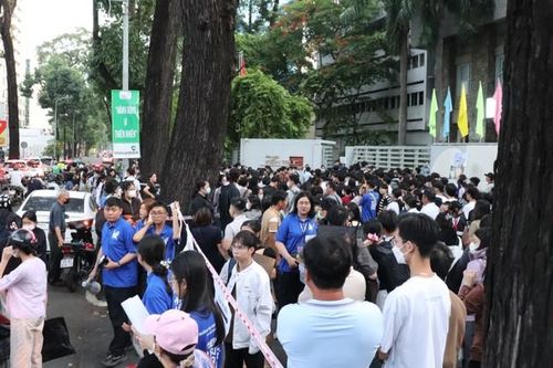 Thí sinh có mặt từ mờ sáng dự thi Năng khiếu tại trường ĐH Kiến trúc TP. HCM