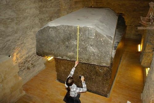 Mở nắp quan tài đá 'khủng', chuyên gia sững người vì xác ướp lạ