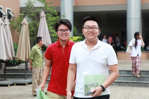 Những nụ cười rạng rỡ của thí sinh Hà Nội sau khi hoàn thành bài thi Ngữ văn