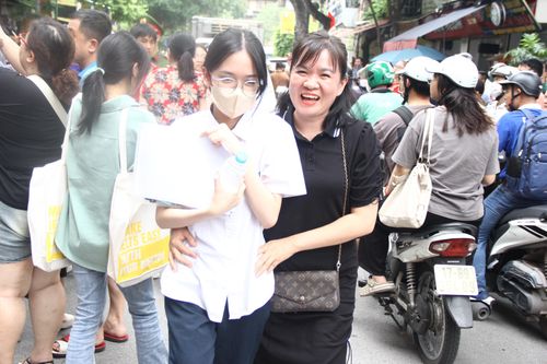 Ấm áp vòng tay cha mẹ đón con bước ra từ trường thi