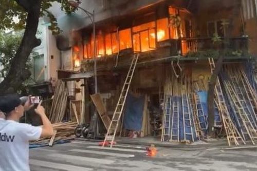 Hà Nội: Quán cà phê trên phố Hàng Vải cháy ngùn ngụt