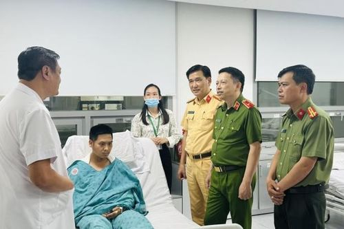Đại úy CSGT Hà Nội bị tài xế xe tự chế đâm trọng thương khi làm nhiệm vụ