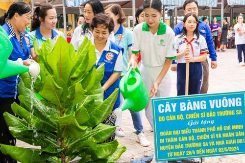 Hoa hậu Nguyễn Thanh Hà tham gia hoạt động bảo vệ môi trường