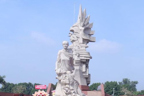 Ban Tuyên giáo Trung ương khu vực miền Nam dâng hương Tượng đài chiến thắng Long An