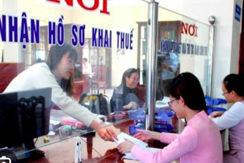 Nhiều người bất ngờ nhận 'trát' phạt nợ thuế, cấm xuất cảnh