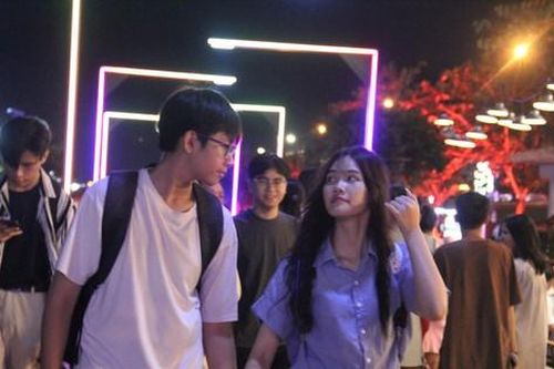 Du khách nườm nượp xuống phố đi bộ ven sông Hàn