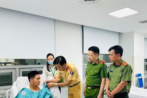 Đại úy CSGT bị tài xế xe ba bánh tự chế đâm trọng thương