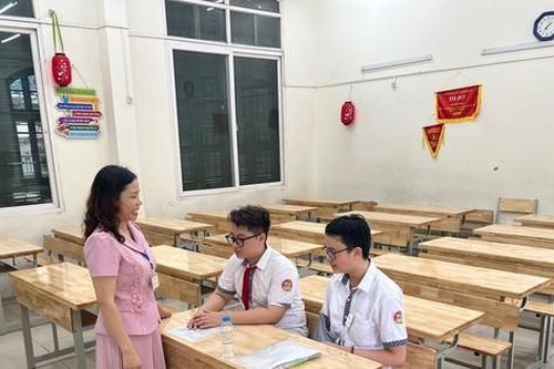Hà Nội: Thí sinh gãy chân được hỗ trợ đưa vào tận phòng thi riêng