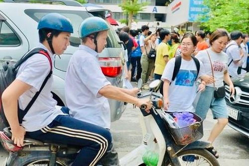 Clip: Trải lòng của cụ ông 80 tuổi đèo con đi thi vào lớp 10