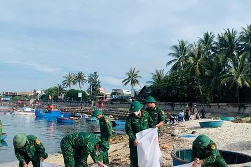 Tuổi trẻ Biên phòng Quảng Ngãi chung tay giữ sạch môi trường biển