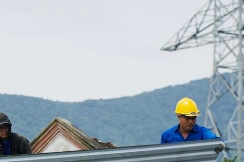 'Áo xanh' giúp người dân tháo dỡ nhà, tạo mặt bằng thi công đường dây 500kV mạch 3