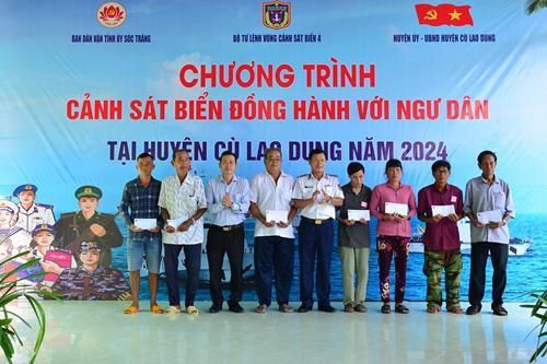 Ấm áp chương trình 'Cảnh sát biển đồng hành với ngư dân' tại cù lao non nước