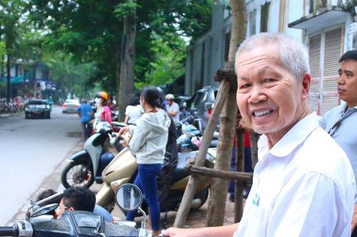 Cụ ông 80 tuổi ở Hà Nội đưa con đi thi lớp 10