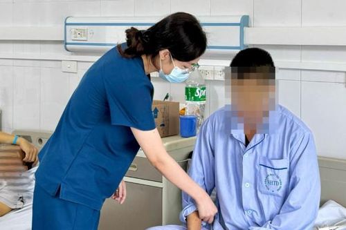 Da vàng như nghệ sau khi uống thuốc nhờ hàng xóm mua