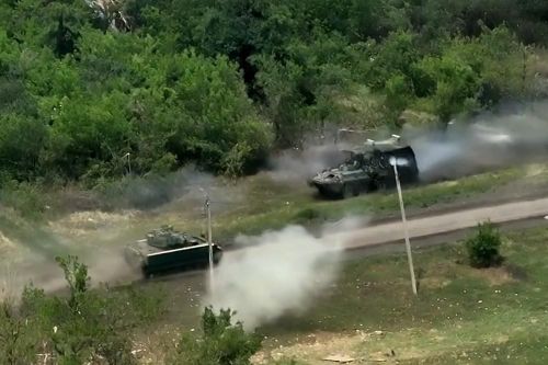 Video xe Bradley Ukraine 'cận chiến' với thiết giáp BTR-82A Nga