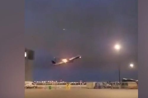 Video khoảnh khắc máy bay Canada tóe lửa khi vừa cất cánh