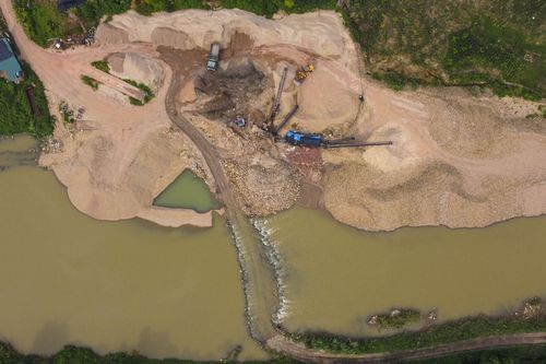 Xử phạt doanh nghiệp tự ý ngăn dòng để khai thác cát sỏi lòng sông Lục Nam
