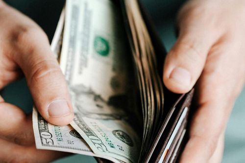 Phát hiện vợ xem trộm ví tiền, tôi bật cười khi biết lý do