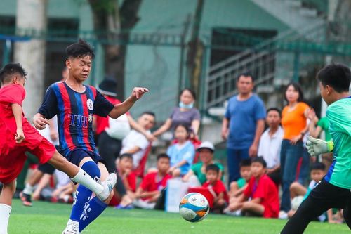 Thiếu niên Hoàng Mai trút mưa bàn thắng vào lưới Thiếu niên Yên Thành