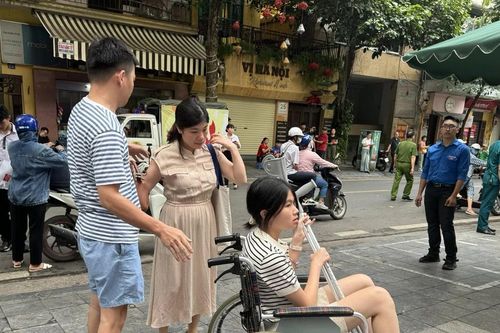 Hà Nội: Thí sinh bị gãy chân được hỗ trợ đưa vào tận phòng thi
