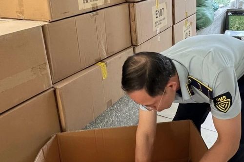 Quản lý thị trường tạm giữ hơn 10.000 gói kẹo có dấu hiệu là hàng nhập lậu