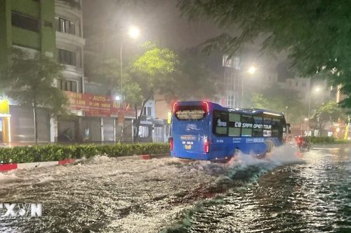 Nhiều tuyến phố Hà Nội lại ngập trong trận mưa xối xả