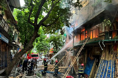 Dập tắt đám cháy tại quán cà phê trên phố cổ Hà Nội