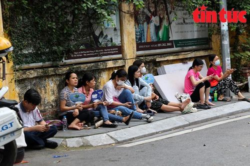 Hình ảnh những ông bố, bà mẹ ngoài cổng trường, hồi hộp chờ con mỗi buổi thi