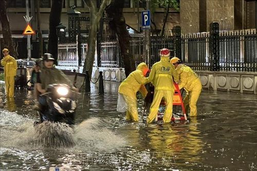 Hà Nội: Khẩn trương tiêu thoát nước các điểm ngập úng sau cơn mưa rào diện rộng
