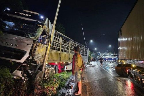 Huế: Xe khách va chạm với ô tô tải, nhiều người bị thương