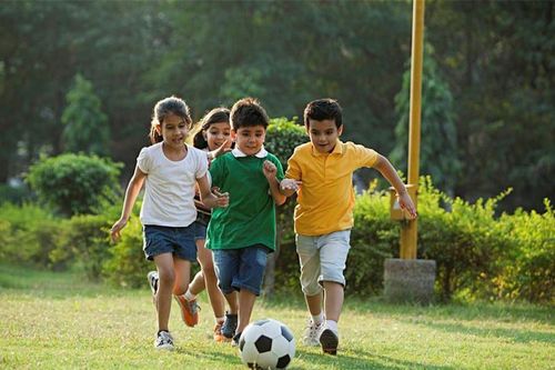 Cách phòng tránh sốc nhiệt ở trẻ khi chơi thể thao ngoài trời
