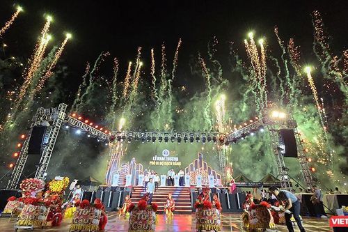 Người dân thích thú trải nghiệm dịch vụ tại phố đi bộ Bạch Đằng