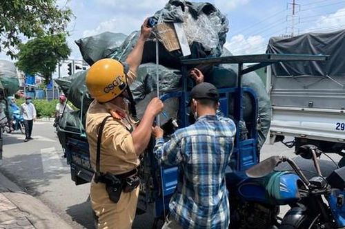 Bị CSGT phạt chở hàng cồng kềnh: Tài xế than thở vì hoàn cảnh mưu sinh