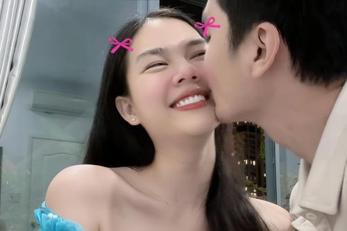 Ngọc Trinh khóa môi 'nửa kia' đầy ngọt ngào