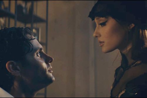 Ariana Grande hóa Catwoman 'slay đảo điên' trong MV mới