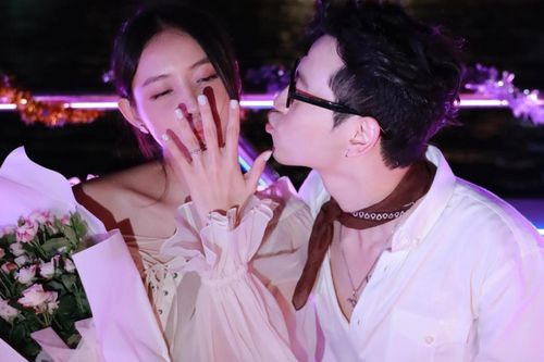 Nữ diễn viên thông báo thời điểm tổ chức đám cưới với chồng kém tuổi
