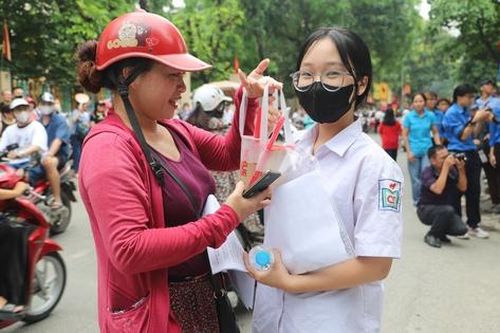 Thi vào lớp 10 Hà Nội: Nhiều thí sinh dự tính được 8-9 điểm môn Tiếng Anh