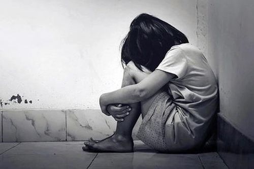 Bố ném con gái 7 tuổi xuống đất vì học xong không về nhà
