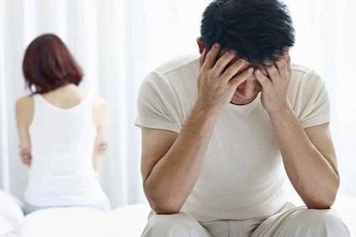 Bị vợ bắt 'nhịn chuyện ấy' hoặc 'đòi hỏi' quá nhiều có phải là bạo hành gia đình?
