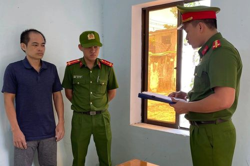 Lập công ty 'ma' buôn lậu hàng hóa từ nước ngoài về