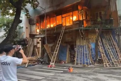 Hà Nội: Cháy quán cà phê thiết kế từ tre nứa, 'biển lửa' đỏ rực góc phố cổ