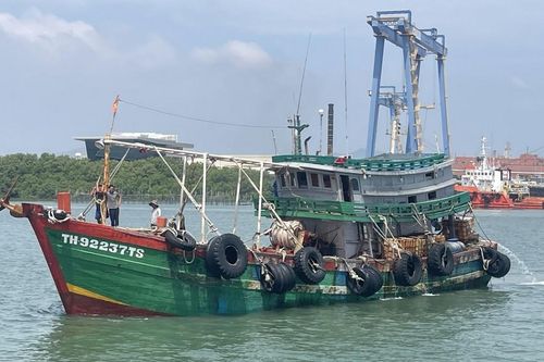 Bắt tàu vận chuyển khoảng 80.000 lít dầu DO trái phép trên biển